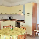 Iss Travel, Ponderosa Terrace - Centrally Located 2-Bedroom Apartment With Aircondition