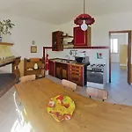 Cosy Home With Private Parking By The Sea