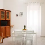 Homey Experience - Old Town Apartment