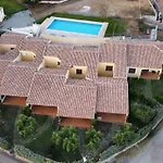 Residence Baia Sant Anna Con Piscina