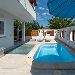 Lovely Garden Apartment To Private Heated Pool