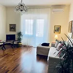 Elegant Apartment In City Center