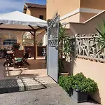 Un Passo Dal Mare E Dalla Citta.