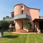 Villa Con Piscina E Giardino A Due Passi Dal Mare.