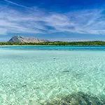 Outstanding Residenze Gallura 2 Bedroom Sleeps 5 Num0552