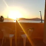 Seduti Di Fronte Al Mare