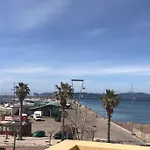Seduti Di Fronte Al Mare