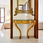 Stylish & Spacious Townhouse - Walk To Beach & Town