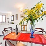 Stylish & Spacious Townhouse - Walk To Beach & Town