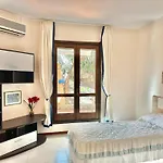 Moresca Apartment By Jennas