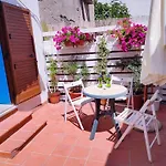 Nel Cortile Della Casa Di Carta, Due Singole Unita