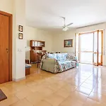 Comfy Old Fashion Apartment With Balcony