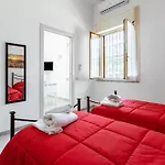 Comfy Apartment Close To The Station With Courtyard