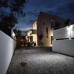 Villa Est