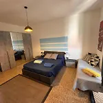 Via Giuseppe Palomba 18 Guest House