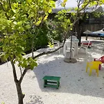 Due Appartamenti Speculari Con Veranda E Giardino