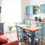 Iron-Bridge House, Elegant Apartment Bay Front