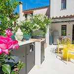 Villa Tetty - Garden & Private Pool Near The Sea