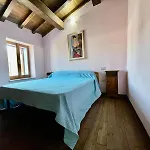 Nel Cortile Della Casa Di Carta, Due Singole Unita