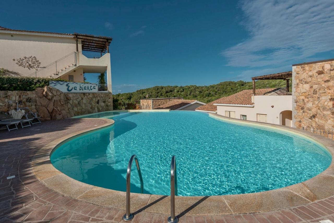 Isa-residence With Swimming-pool Just 4 Km From Baja Sardinia, With Outdoor Private Space And Air Conditioning מלון דירות