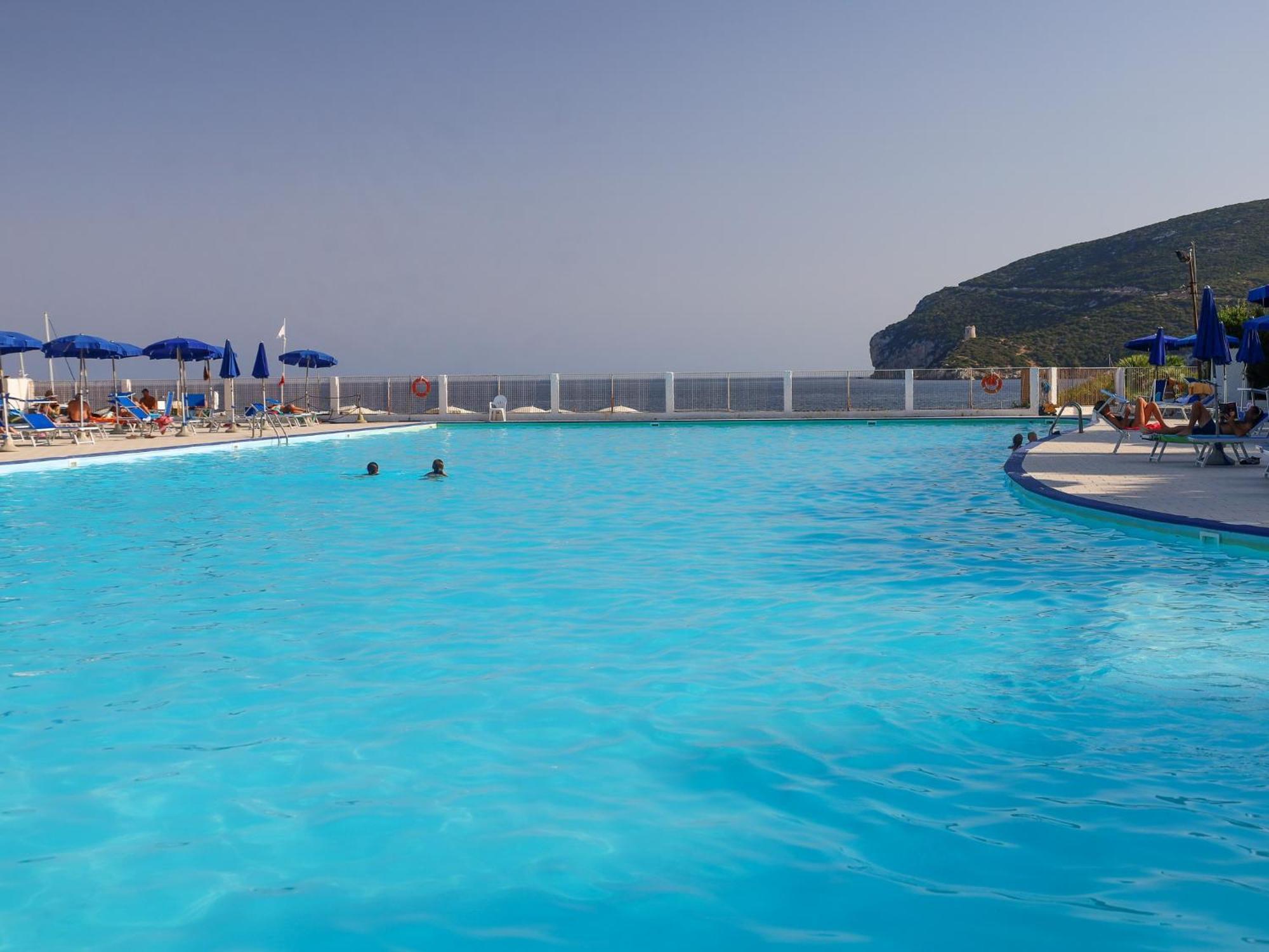 Comfy Flat W/ Pool, Tennis Court & Private Beach! Apartment *