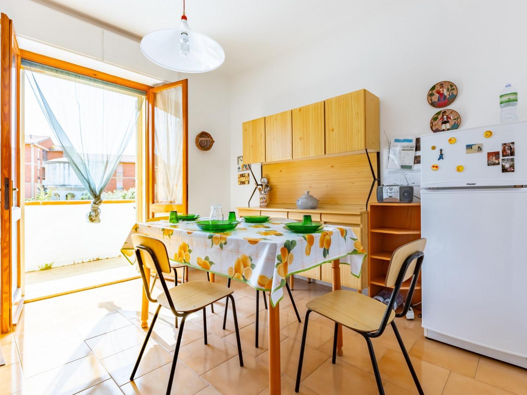 Comfy Old Fashion With Balcony Apartment