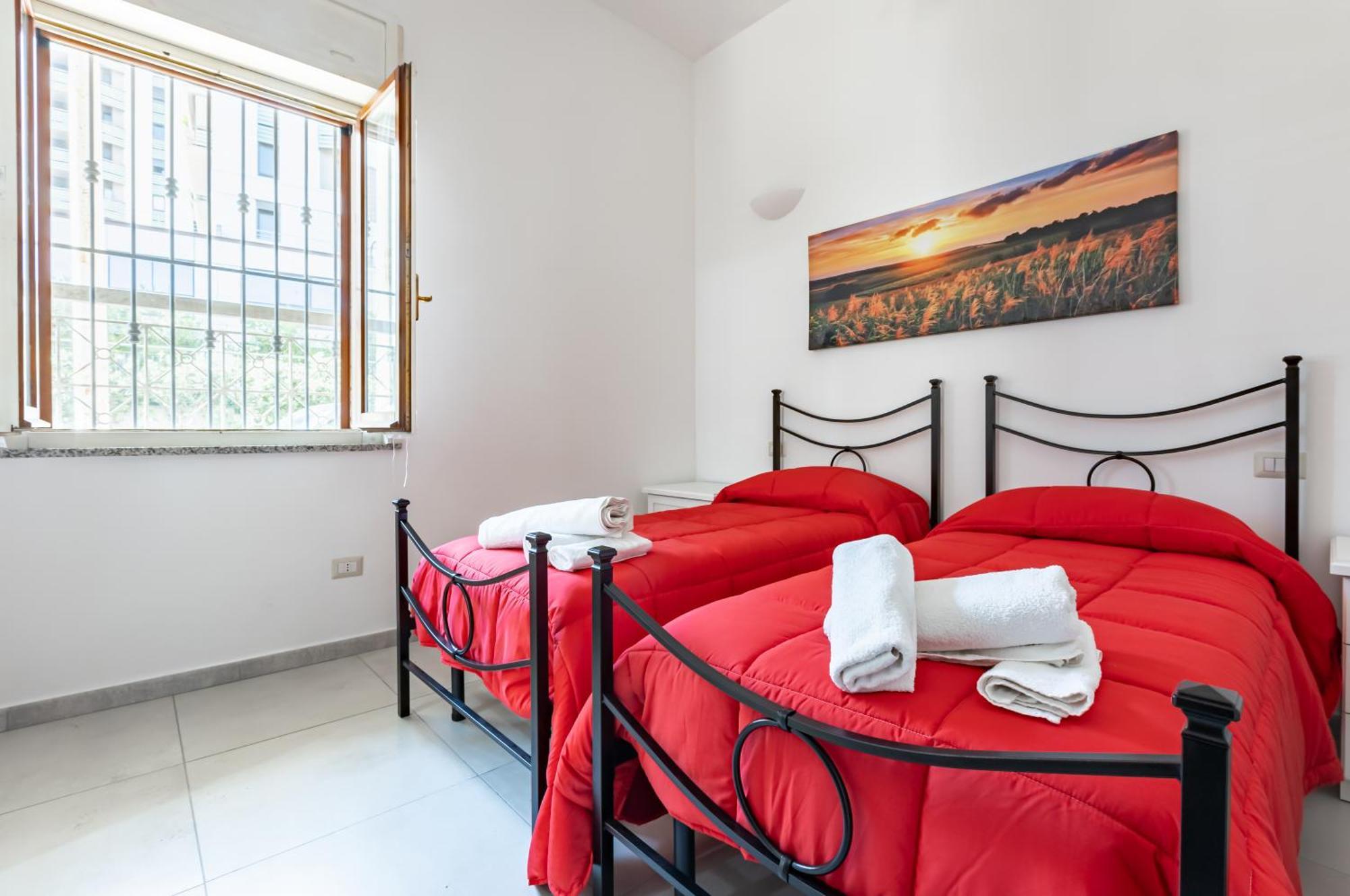 Апартаменты Comfy Close To The Station With Courtyard