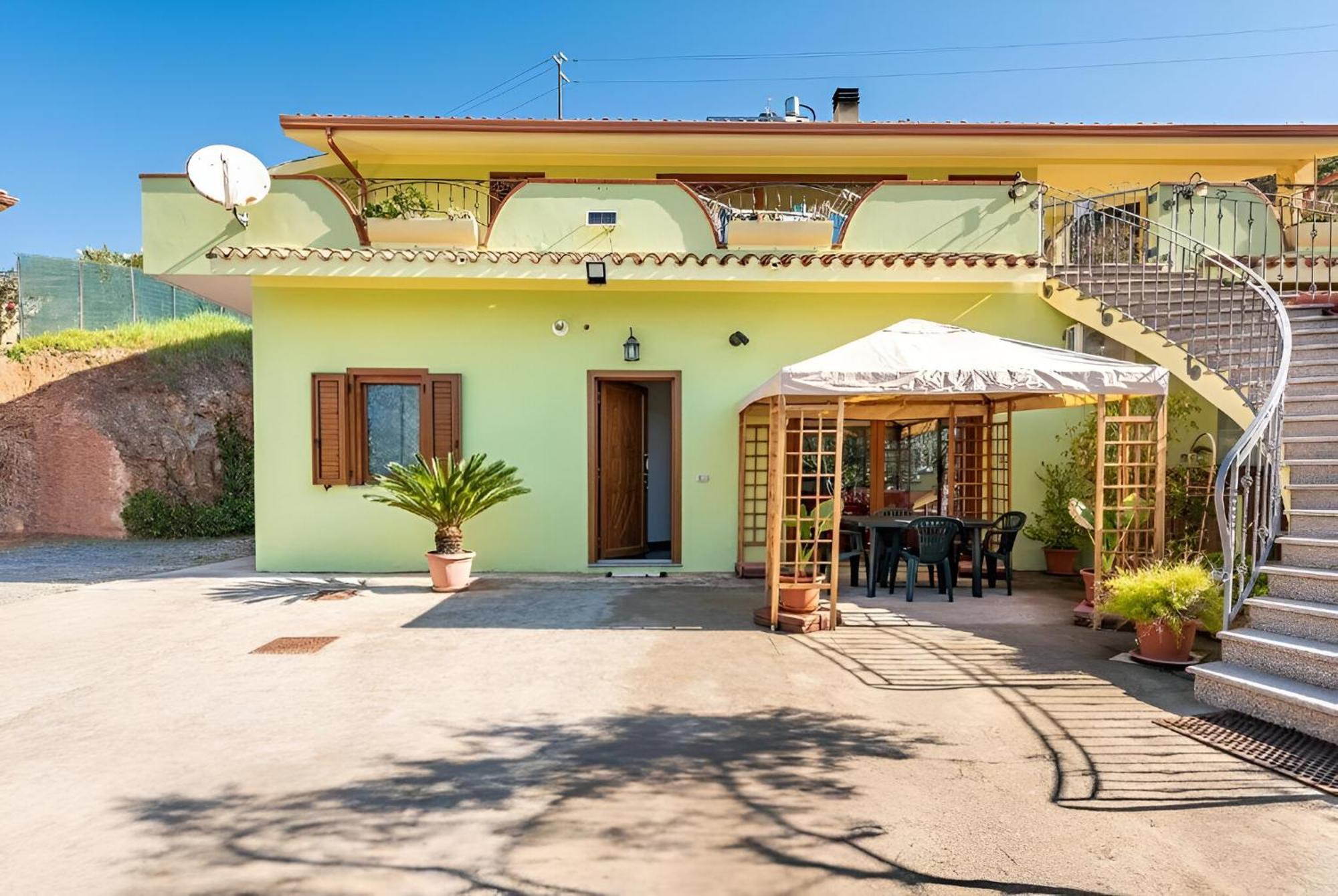 Apartment Floris Modern House -two En-suite & Wi-fi