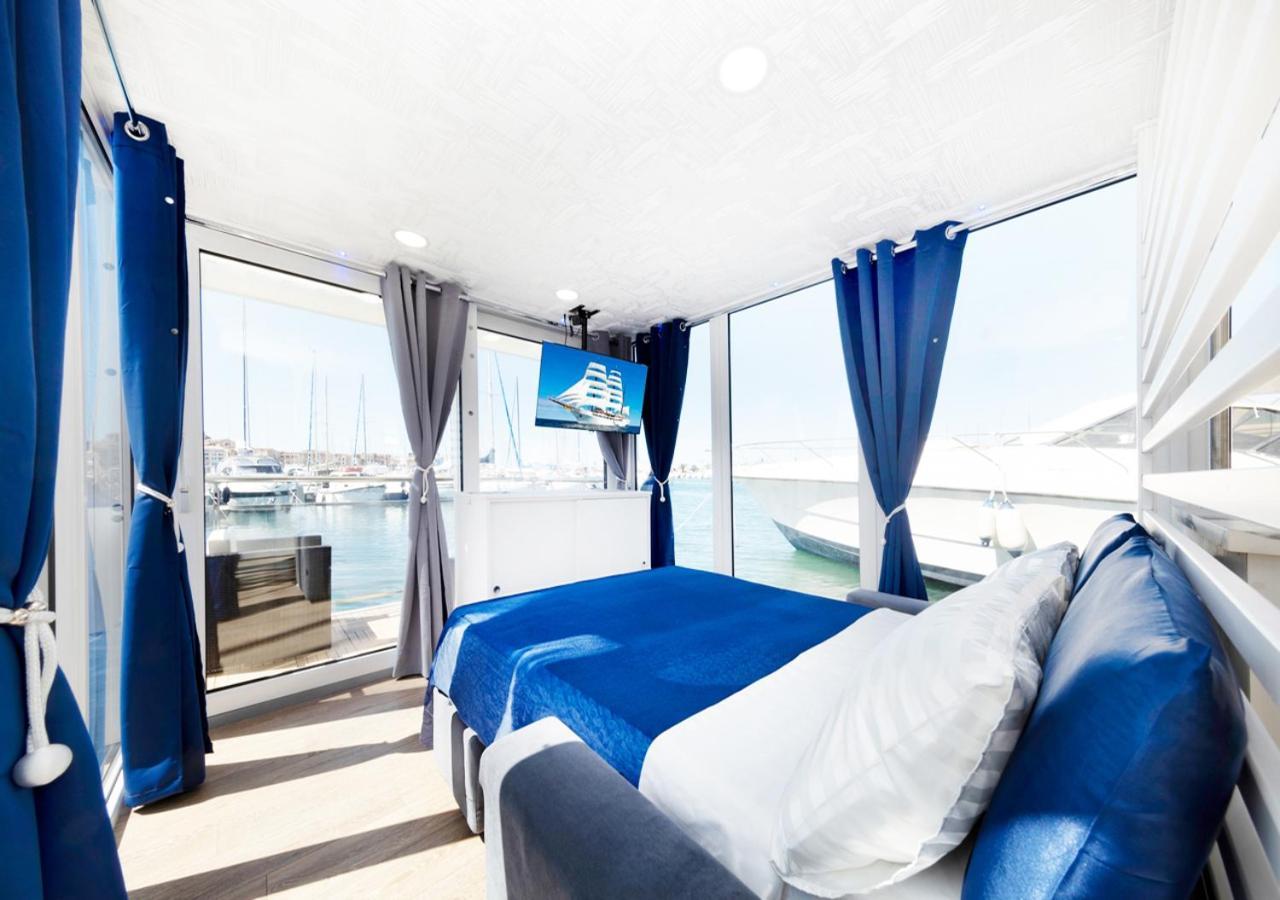 Houseboat Blue Zone Botel *